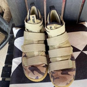 Men Nike zoom shoes size 9.5